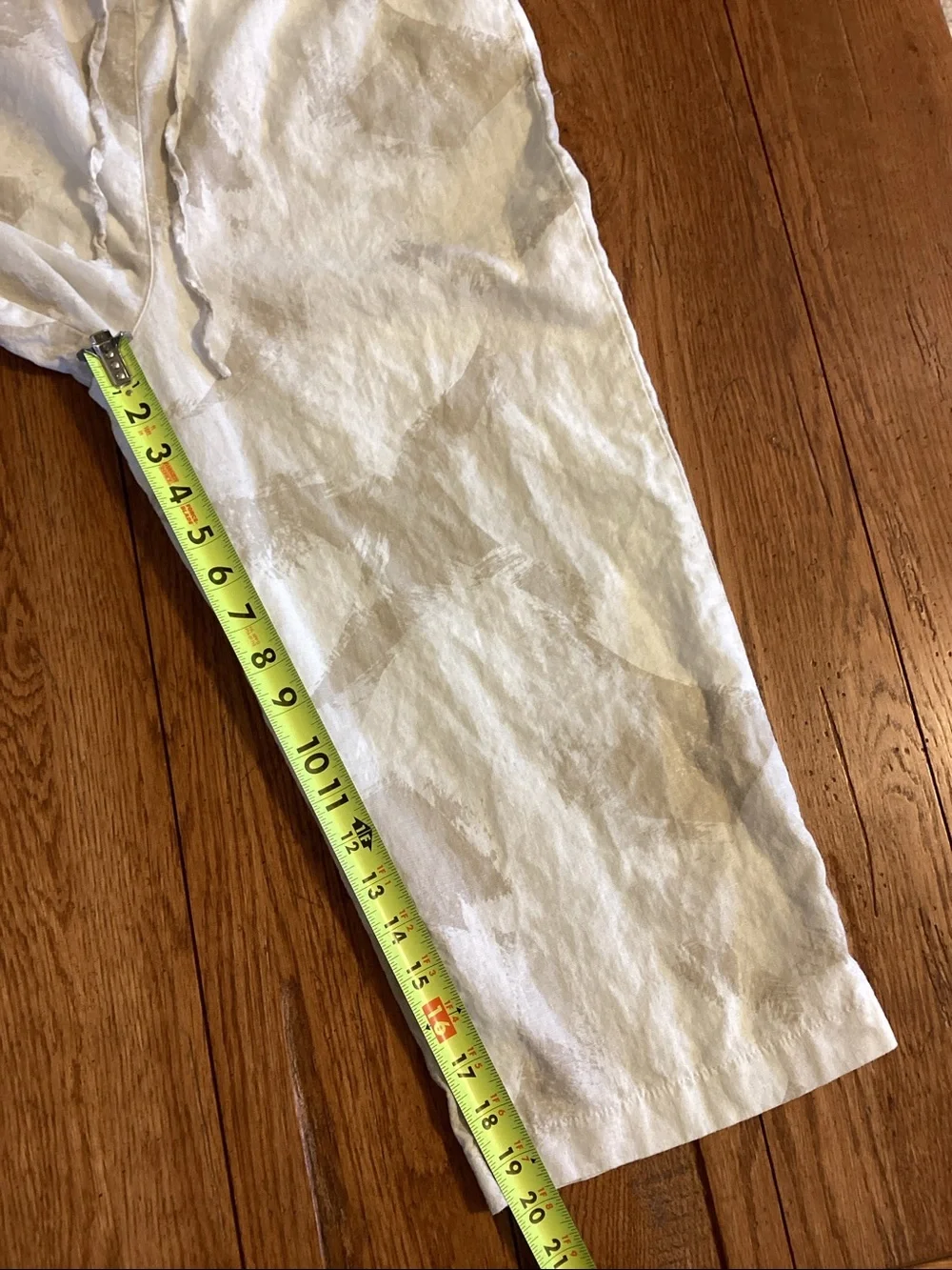DKNY jeans cream and tan linen blend cropped pants. Women’s size medium
